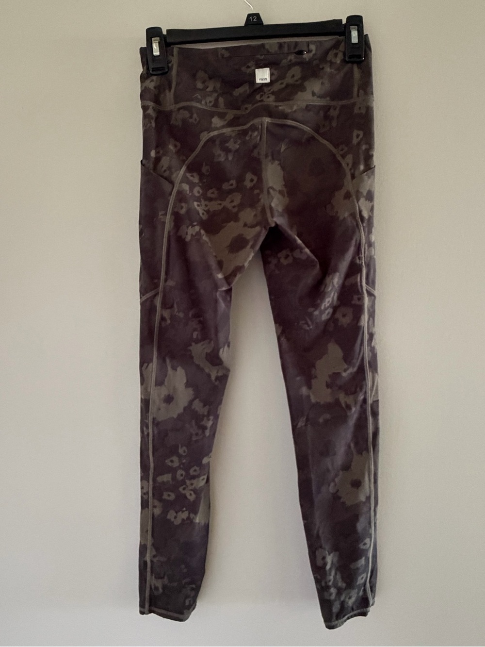 Vuori Stride Leggings Small Green Camo High Rise 7/8 Running Yoga Side Pocket - Picture 11 of 14